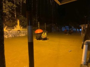 Die Flut und der Erdrutsch traten die Jayapura Stadt