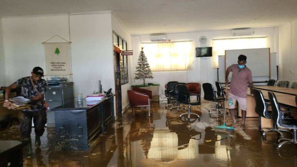 Das MRP Büro hatte von der Flut überflutet. Die Aktivität ging noch normal sein