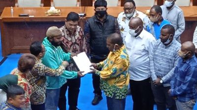 Besuchte das Parlament der Republik Indonesien, lehnte die Intan Jaya Gesellschaft den Aufbau des Wabu Blockes streng ab