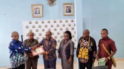 Das Parlament der Republik Indonesien akzeptierte den Brief des Präsidenten, verwarnte die papuanische Volksversammlung wieder auf die Auswirkungen der papuanischen Erweiterung