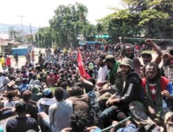 Die papuanische Volkspetition drängte dem papuanischen Parlament und der MRP (Papuanische Volksversammlung) eine Einstellung zur Aspiration haben, um die papuanische Erweiterung abzulehnen