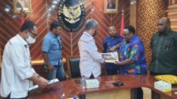 Besuchten das Büro des Koordinierenden Ministeriums für politische, rechtliche und sicherheitspolitische Angelegenheiten, legten die Mitglieder des papuanischen Parlamentes die besonderen Autonomie Fondsverwaltung dar