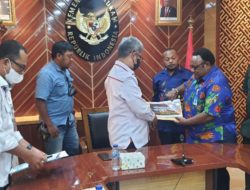 Besuchten das Büro des Koordinierenden Ministeriums für politische, rechtliche und sicherheitspolitische Angelegenheiten, legten die Mitglieder des papuanischen Parlamentes die besonderen Autonomie Fondsverwaltung dar