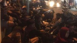 Es forderte die Polizei ein, um die acht 1. Dezember Demonstranten zu befreien, hielt die Masse eine Sitzstreik-Aktion vor der Ternate-Kurort-Polizei ab