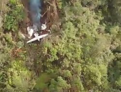 Es folgt die Liste von vier Passagieren und Flugzeugbesatzungen aus dem abgestürzten Flugzeug in Yalimo