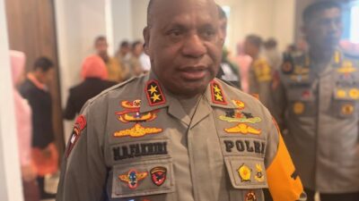 Papuanische Regionalpolizei half 4 Tonnen Reise und Instannudeln für die Amuma-Gemeinschaft in Yahukimo