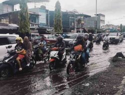 Das Wasser überlief schnell auf die Autobahn in der Sentani-Stadt, wenn es regnete